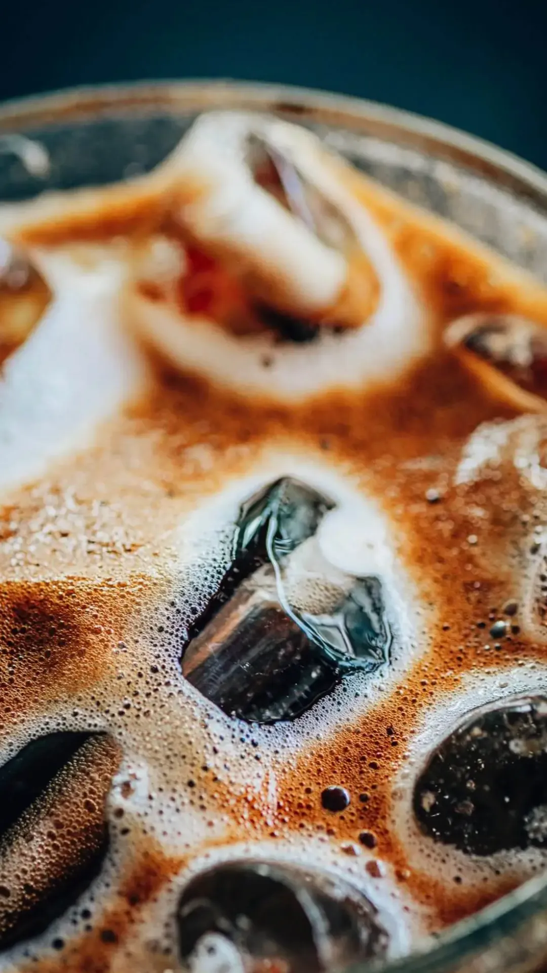 Close-up de cold brew con hielo y crema